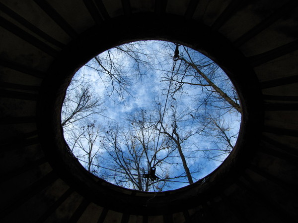 blue circle of sky seen
through the center of the yurt